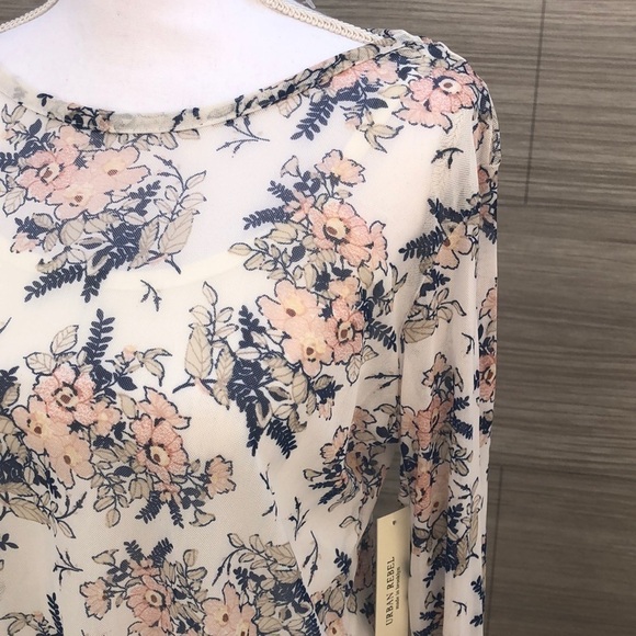 Floral blouse Size M New with tags - Picture 3 of 7